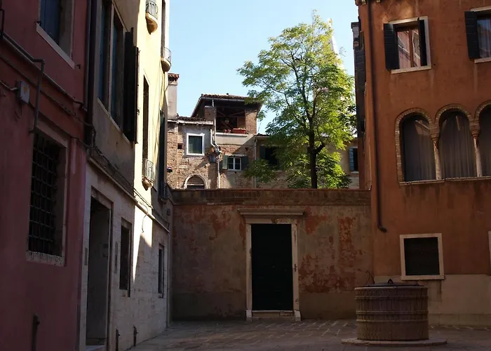 Al pozzo dei Scoacamini, 100 m from San Marco, ground floor
